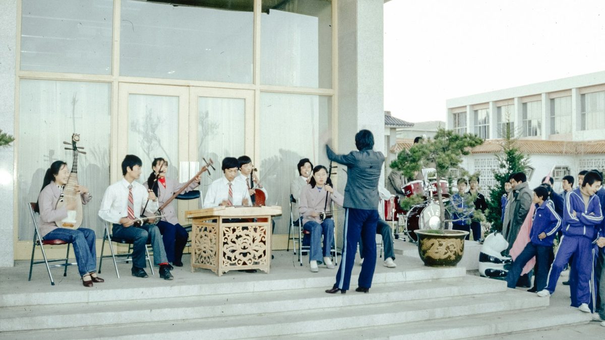 IB 디플로마를 운영하는 학교 — 교정 계단에 모여 앉은 학생들