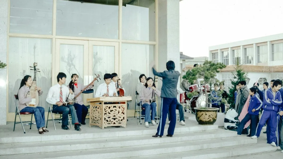 IB 디플로마를 운영하는 학교 — 교정 계단에 모여 앉은 학생들