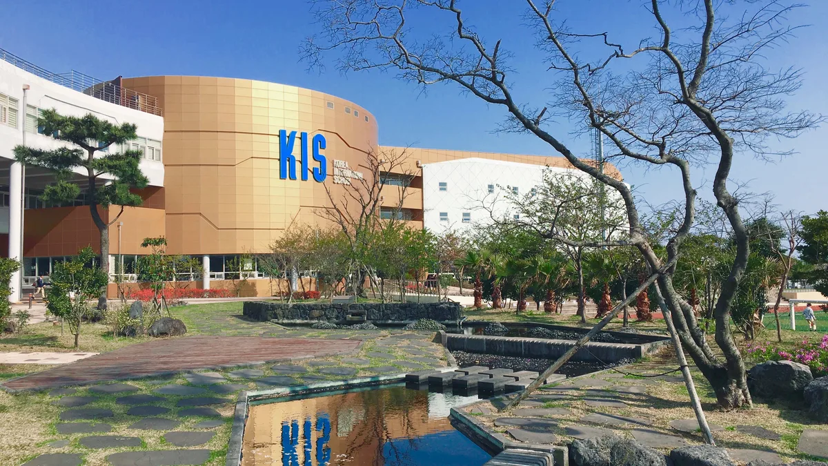 국내 국제학교 KIS 제주 캠퍼스 건물과 연못