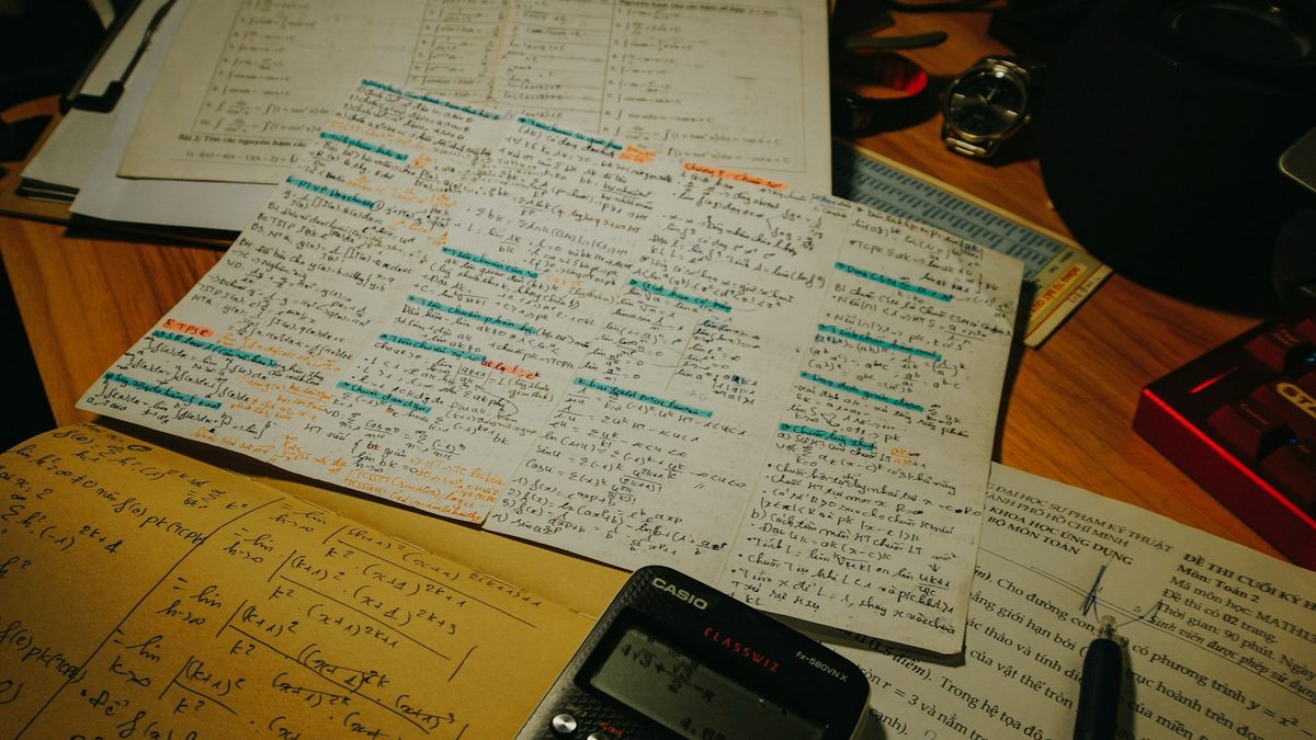 SAT 세미콜론 오답 정리 — 계산기와 필기 노트가 놓인 책상