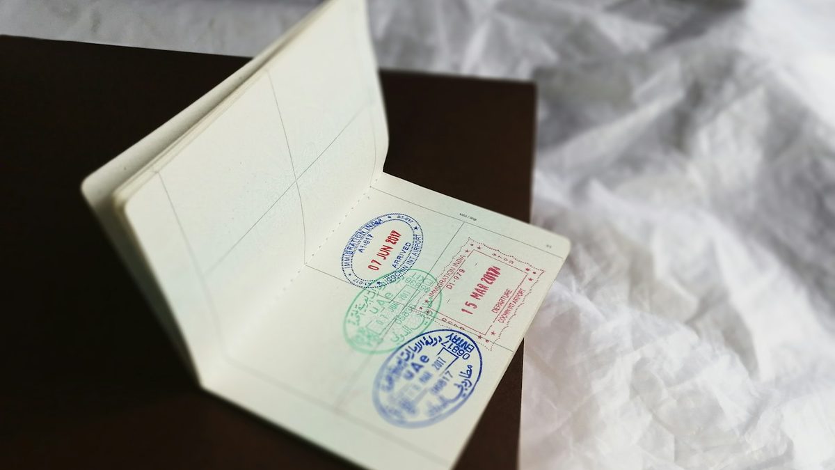 재외국민 특례 체류 요건 확인 — 출입국 도장이 찍힌 여권